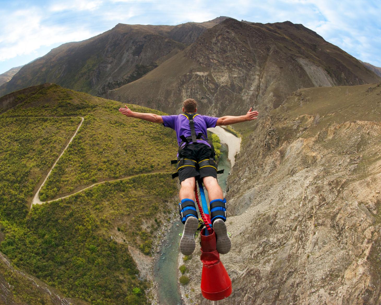 Любитель экстремальных. Банджи-джампинг в Зеландии. Bungee jumping новая Зеландия. Банджи джампинг катапульта. Банджи джампинг каньон Невис.